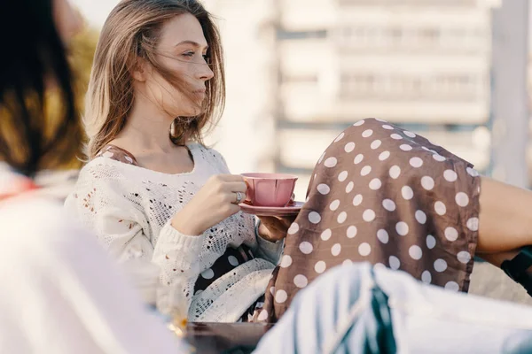 Two Attractive Girls Enjoy Tea Party Rooftop Overlooking City Drinking — ストック写真