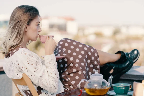 Young Attractive Girl Enjoy Tea Party Rooftop Drinking Healthy Buckwheat — ストック写真