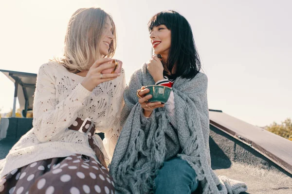 Két Vonzó Lány Élvezi Teadélutánt Egészséges Hajdina Teát Iszik Egészségügyi — Stock Fotó