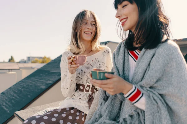 Dvě Atraktivní Dívky Užívají Čajový Dýchánek Piju Zdravý Pohankový Čaj — Stock fotografie