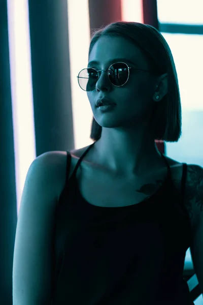 Mode Portret Van Jonge Aantrekkelijke Meisje Zonnebril Neon Licht — Stockfoto