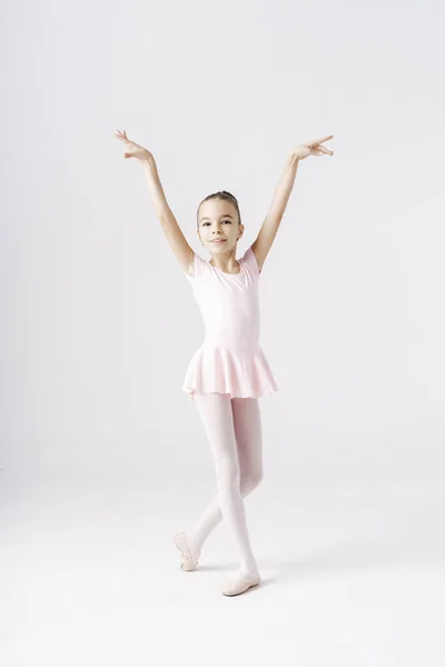 Ніжна Дівчина Балерина Стоїть Балетній Позі Білому Тлі Студії Види — стокове фото