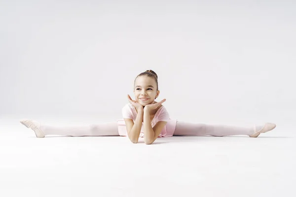 Красива Дев Ятнадцять Балерини Сидячи Шпагаті Блідо Рожевому Навчальному Посібнику — стокове фото