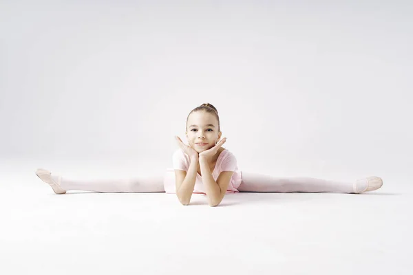 Красива Дев Ятнадцять Балерини Сидячи Шпагаті Блідо Рожевому Навчальному Посібнику — стокове фото