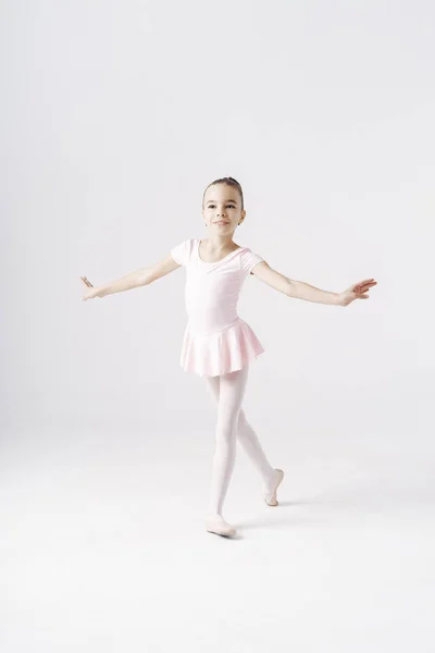Delikatna Baletnica Stojąca Balecie Białym Tle Studio Rodzaje Koncepcji Rozwoju — Zdjęcie stockowe