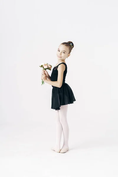 Piękna Dziewczyna Balerina Taniec Kwiatami Noszenie Czarny Tutu Białym Tle — Zdjęcie stockowe