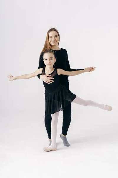 Madre Anima Hija Bailarina Sentada Suelo Sobre Fondo Blanco — Foto de Stock