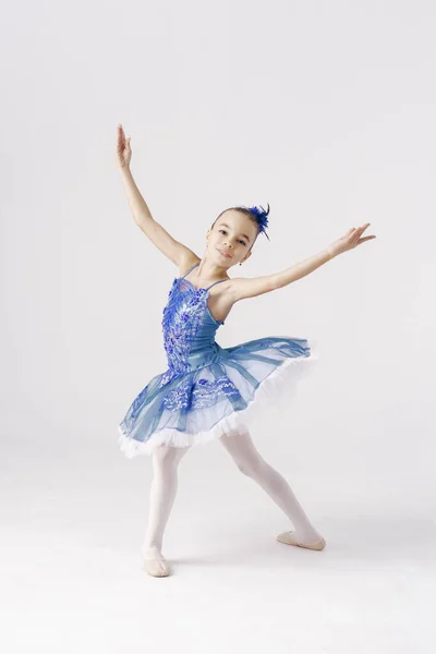 Piękna Nastolatka Dziewczyna Balerina Noszenie Sukienki Księżniczki Zima Bajki Taniec — Zdjęcie stockowe