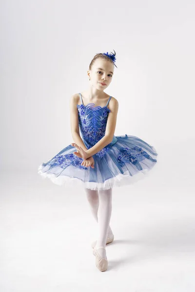 Piękna Nastolatka Dziewczyna Balerina Noszenie Sukienki Księżniczki Zima Bajki Taniec — Zdjęcie stockowe