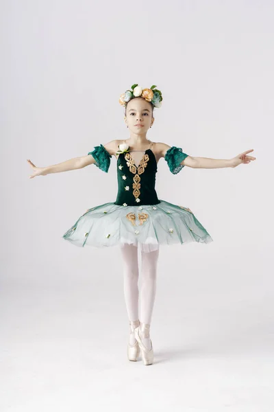 漂亮的少女芭蕾舞演员穿着公主的衣服 春天或夏天的仙女在白色的背景下跳舞 — 图库照片