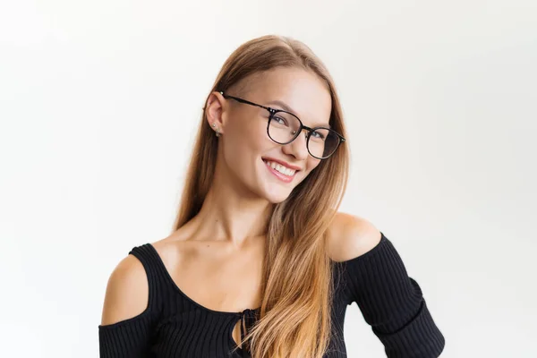 Elegante Lächelnde Frau Mit Brille Auf Weißem Hintergrund Erwachsene Schöne — Stockfoto