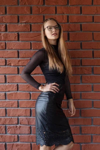 Elegante Mujer Sonriente Gafas Graduadas Sobre Fondo Pared Ladrillo Mujer — Foto de Stock