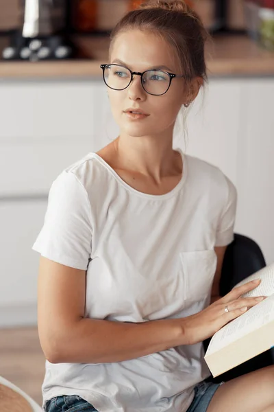 Ragazza carina sta leggendo un libro — Foto Stock