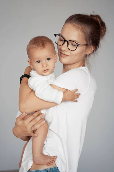 Junge Mutter mit Baby — Stockfoto