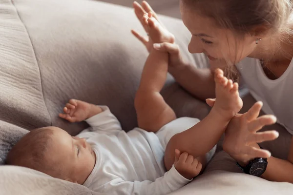 Jeune mère avec bébé — Photo