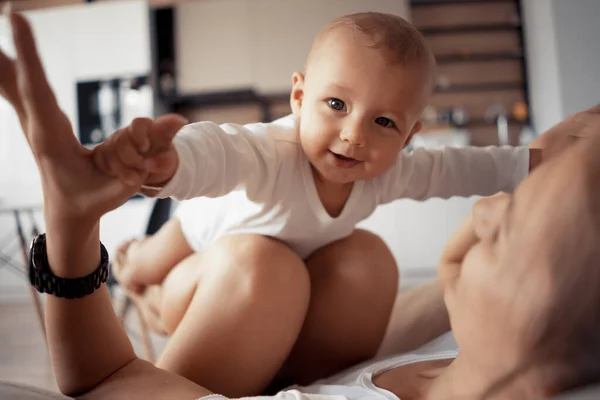 Jeune mère avec bébé — Photo