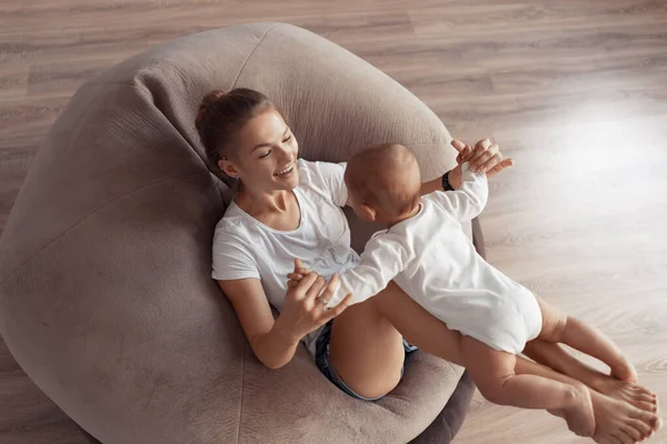 Jovem mãe com bebê — Fotografia de Stock