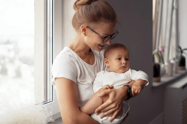 Jeune mère avec bébé — Photo