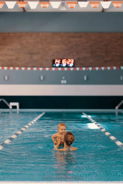 母親と小さな息子がプールで楽しんでいます — ストック写真