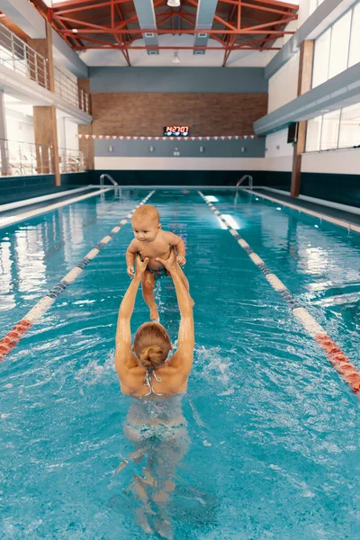 Anya és kisfia jól érzik magukat a medencében. — Stock Fotó