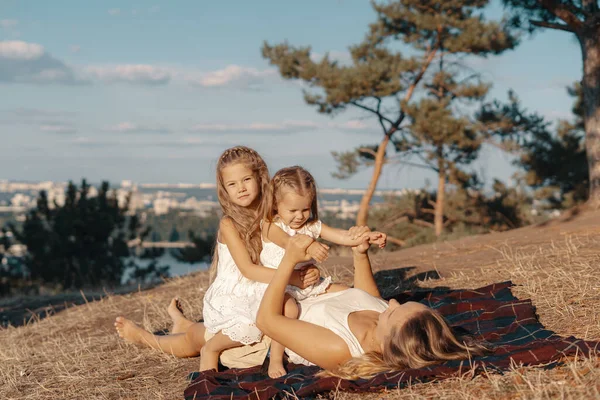 Feliz madre jugando con sus hijas —  Fotos de Stock