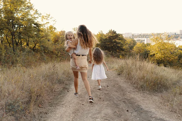 Feliz madre jugando con sus hijas —  Fotos de Stock