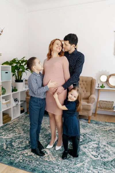 Šťastní rodinní rodiče a dvě děti, dcera a syn — Stock fotografie