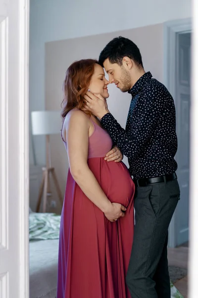 Manžel chce políbit svou těhotnou ženu — Stock fotografie