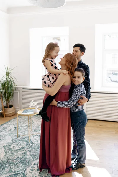 Glücklich freundliche Familieneltern und zwei Kinder, Tochter und Sohn — Stockfoto