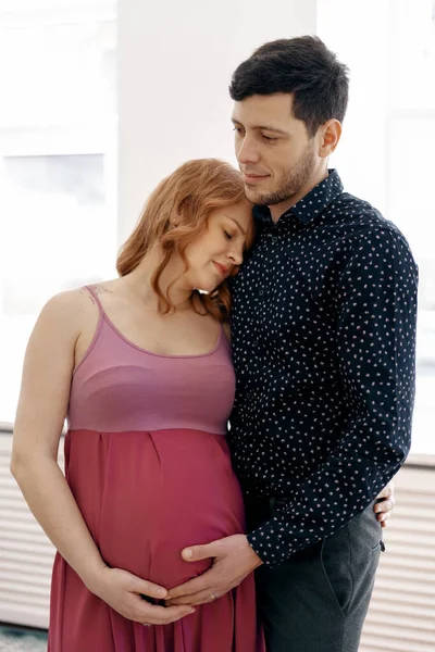 Portrét milující těhotnou rodinu očekávají své dítě — Stock fotografie