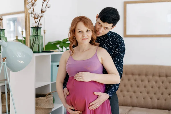 Mladý atraktivní pár těhotná matka a šťastný otec — Stock fotografie