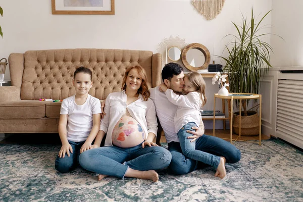 Feliz família amigável pais e dois filhos, filha e filho sorrindo — Fotografia de Stock