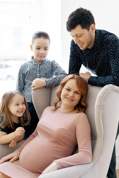 Glücklich freundliche Familieneltern und zwei Kinder, Tochter und Sohn — Stockfoto
