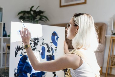 Güzel genç kadın ressam