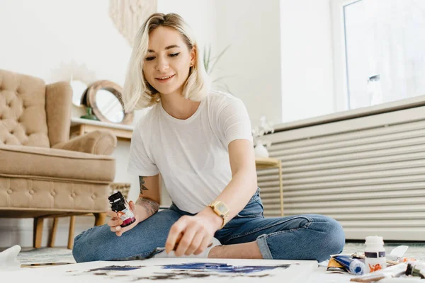 Mooie jonge vrouw kunstenaar tekening — Stockfoto