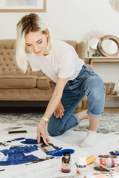 Mooie jonge vrouw kunstenaar tekening — Stockfoto