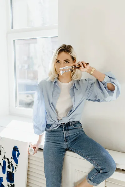 Portret lachende vrouw poseren tijdens het schilderen — Stockfoto