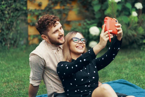 Ungt par i kärlek tar en selfie med en omedelbar kamera — Stockfoto