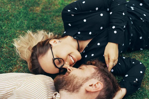 Pareja enamorada acostada en la hierba — Foto de Stock