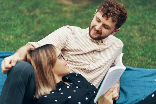 Pareja enamorada acostada en la hierba en el patio de su casa — Foto de Stock