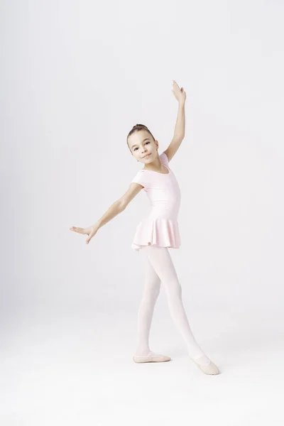 Urocza baletnica przed nastolatkiem tańcząca na białym tle — Zdjęcie stockowe