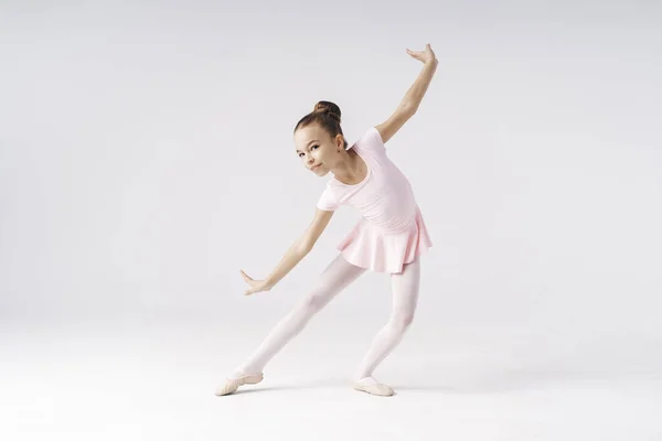 Urocza baletnica przed nastolatkiem tańcząca na białym tle — Zdjęcie stockowe