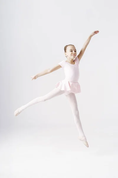 Чарівна балерина, що стрибає на білому тлі — стокове фото