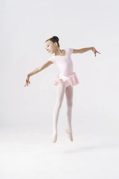 Urocza baletnica przed nastolatkami skacząca na białym tle — Zdjęcie stockowe