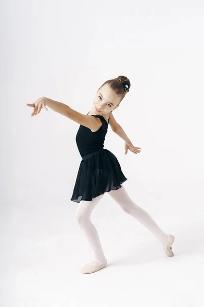Delicada menina bailarina dançando no fundo branco — Fotografia de Stock