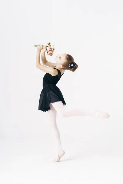 Ніжна дівчина балерина танцює на білому тлі — стокове фото