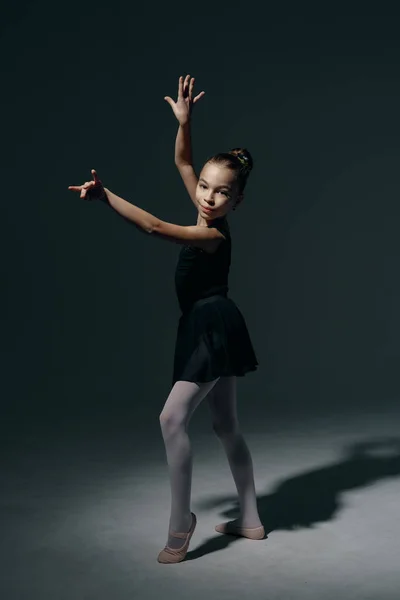 Ніжна дівчина балерина танцює в студії — стокове фото