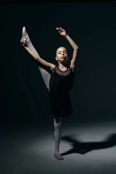 스튜디오 에서 섬세 한 소녀 발레 리나 춤 — 스톡 사진