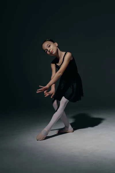 Delikatna dziewczyna baleriny taniec w studio — Zdjęcie stockowe