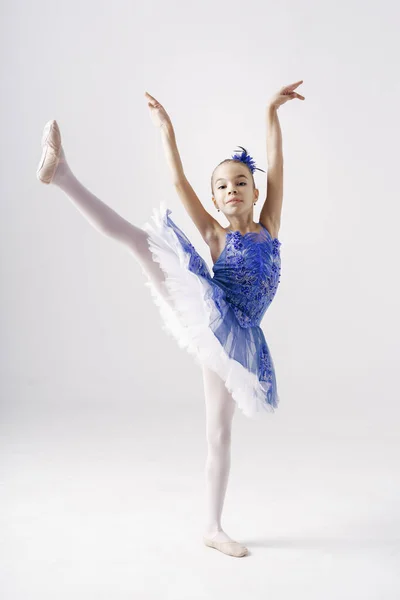 Balerina dziewczyna bajkowe piękno na białym tle — Zdjęcie stockowe